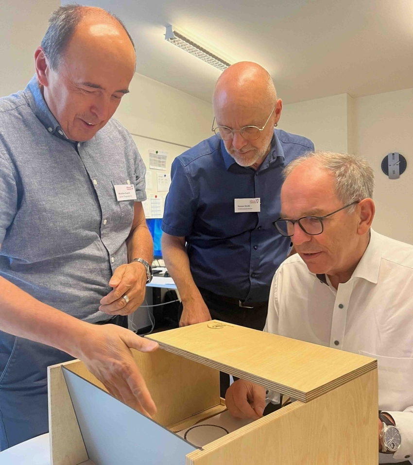 Regierungsrat Bruno Damann bei einer Demenzsimulation im Haus Liebenau Neckertal (v.l.: Miroslav Zuparic (Pflegedienstleitung); Roman Str&uuml;bi (Heimleiter); Bruno Damann